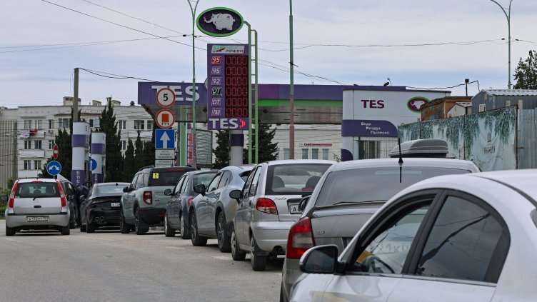 Rusya'da Tarihi Benzin Krizi: Araçlar 36 Saat Kuyrukta