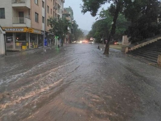 Plovdiv'de Şiddetli Fırtına: 80'in Üzerinde İhbar, Sular Altında Kalan Sokaklar ve Alt Geçitler