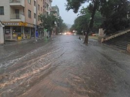 Plovdiv'de Şiddetli Fırtına: 80'in Üzerinde İhbar, Sular Altında Kalan Sokaklar ve Alt Geçitler
