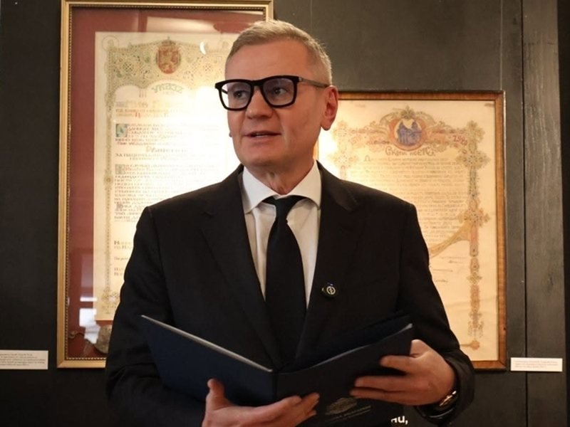 Kültür Bakanı Miloşev: Çatılar akarken leğen koyuyoruz, kültürden bahsediyoruz