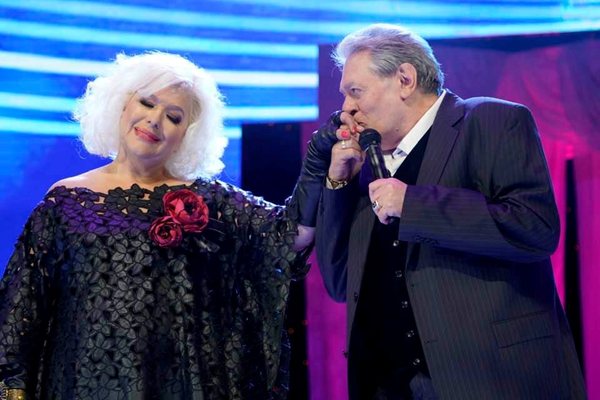 Mihail Belçev, bir konser sırasında sevgilisi Kristina'nın elini öperken.