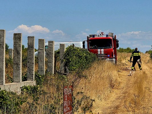 İtfaiye ekipleri yangına müdahale ediyor
