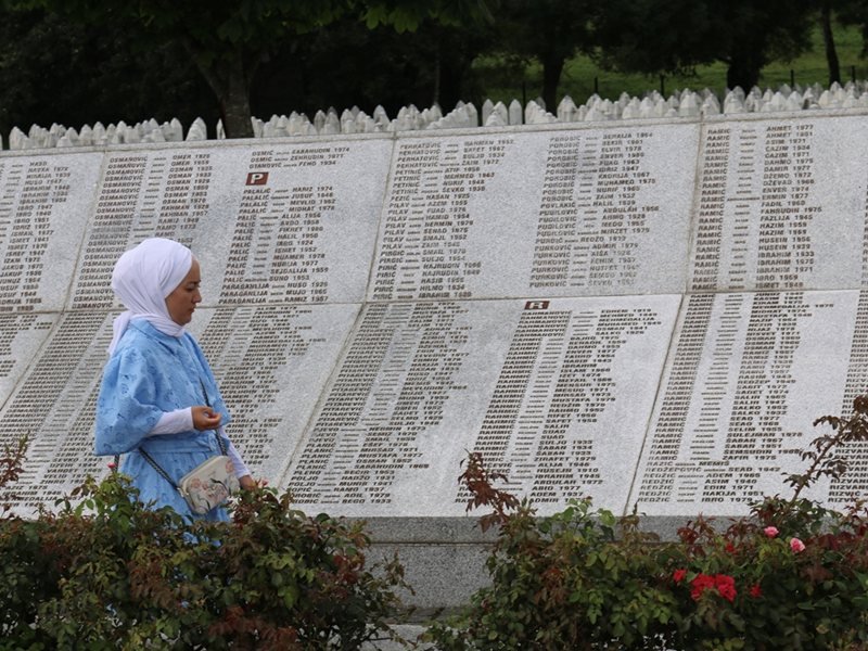 Srebrenitsa Soykırımı'nın 31. Yılında Potocari Mezarlığı'nda Binlerce Kişi Bir Araya Geldi