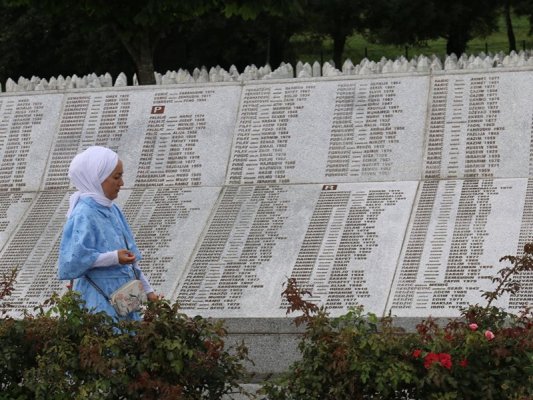 Srebrenitsa Soykırımı'nın 31. Yılında Potocari Mezarlığı'nda Binlerce Kişi Bir Araya Geldi