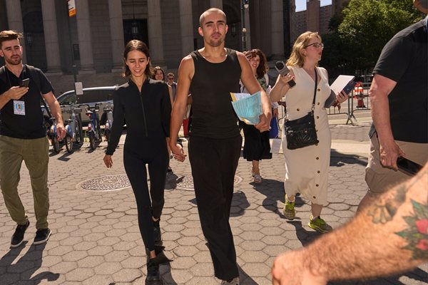 Kimilerine göre Angela Nikolau ve Ivan Beerkus, birkaç fotoğraf için hayatlarını riske atan pervasız maceraperestler. Kimilerine göreyse gerçek aşkın bir örneği.