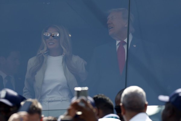 Melania Trump Dünya Kupası Finalinde Göz Kamaştırdı