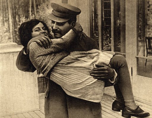 Stalin kızı Svetlana Alliluyeva'ya sarılıyor