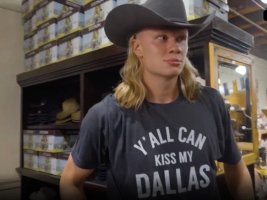 Haaland, Dallas'ta Kendine Kovboy Şapkası ve Tişört Aldı
