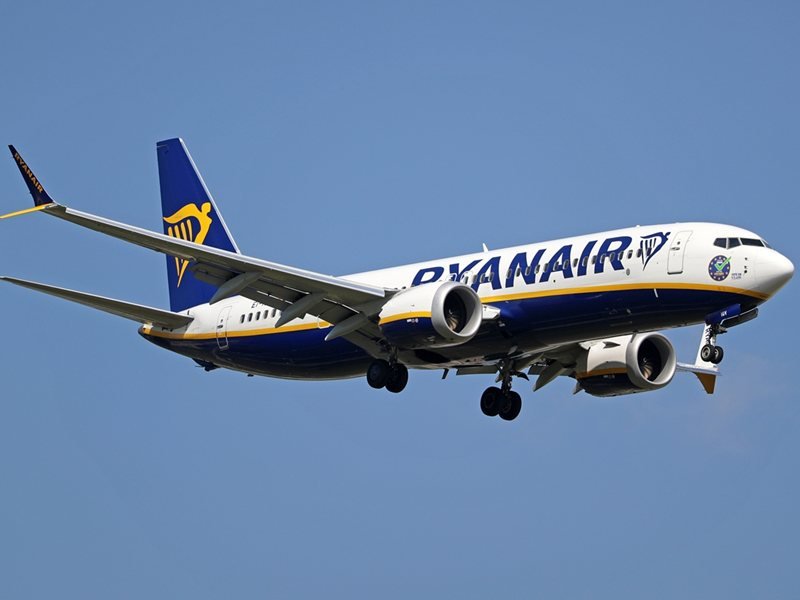 Ryanair Uçağında Olağanüstü Olay: Yolcu Camdan Düşerken Ekipler Müdahale Etti