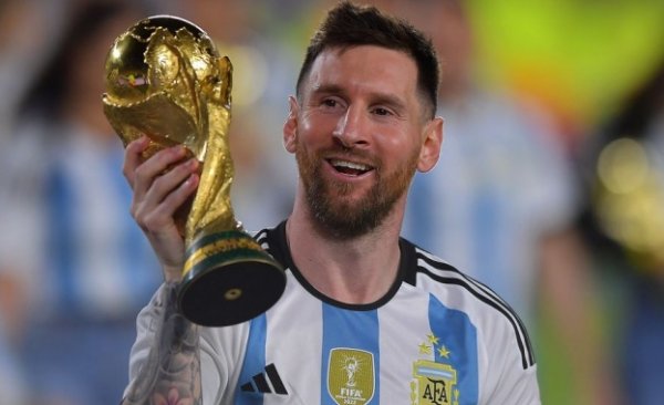 Final Öncesi Büyük Onur! Messi Altın Top'u Kaldırıyor