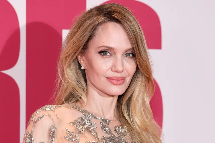 Angelina Jolie Los Angeles'a Veda Ediyor