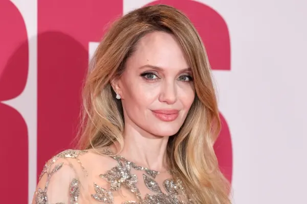 Angelina Jolie Los Angeles'a Veda Ediyor