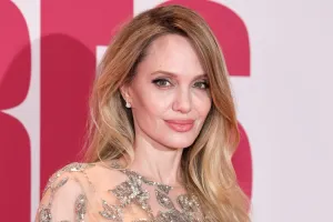 Angelina Jolie Los Angeles'a Veda Ediyor