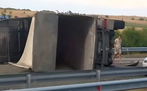 Trakya Otoyolu'nda Korkunç Kaza: Lastik Patladı, Kamyon Devrildi