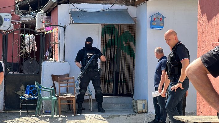 Asenovgrad'daki etnik mahallede polis varlığı