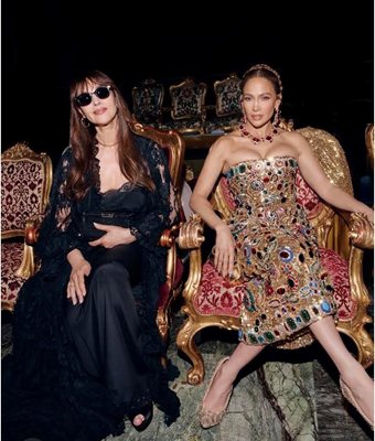 Şarkıcı, defile sırasında Monica Bellucci ile