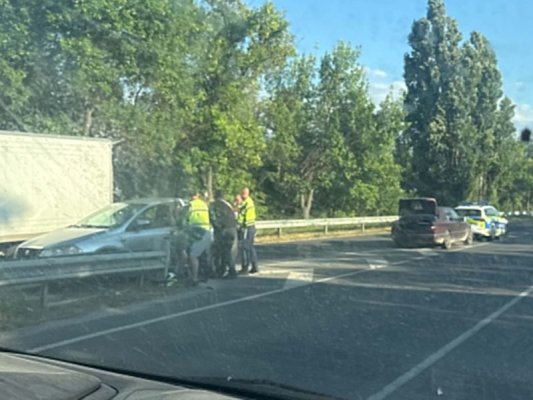 Plovdiv Çevre Yolu'nda Kaza: Araç Bariyere Çarptı, Trafik Durdu