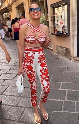 Şarkıcı Taormina sokaklarında