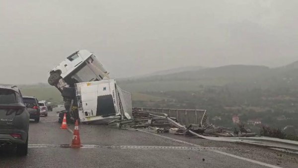 Sofya Yakınlarında TIR Kazası: Bariyerleri Yıkan Tır Köprüde Asılı Kaldı
