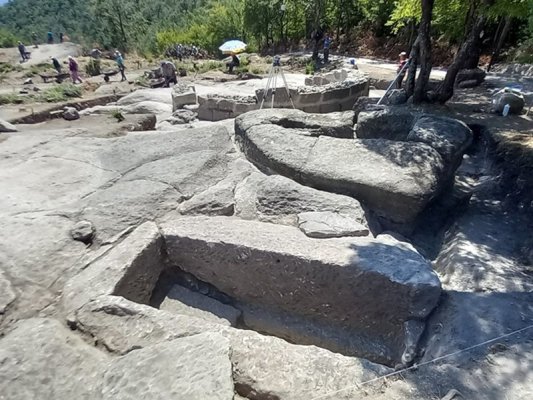Perperikon'da Bulunan Sarkofag ve 'Kayalardaki İnsanlar' Medeniyeti