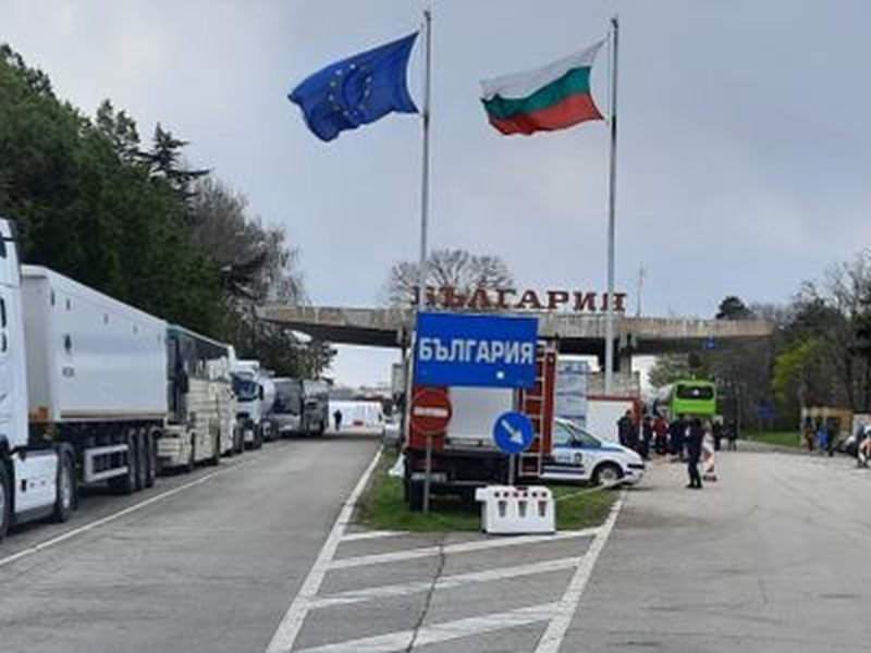 Durankulak Sınır Kapısı Öncesinde Kaza Nedeniyle Trafik Tek Şeritten Sağlanıyor