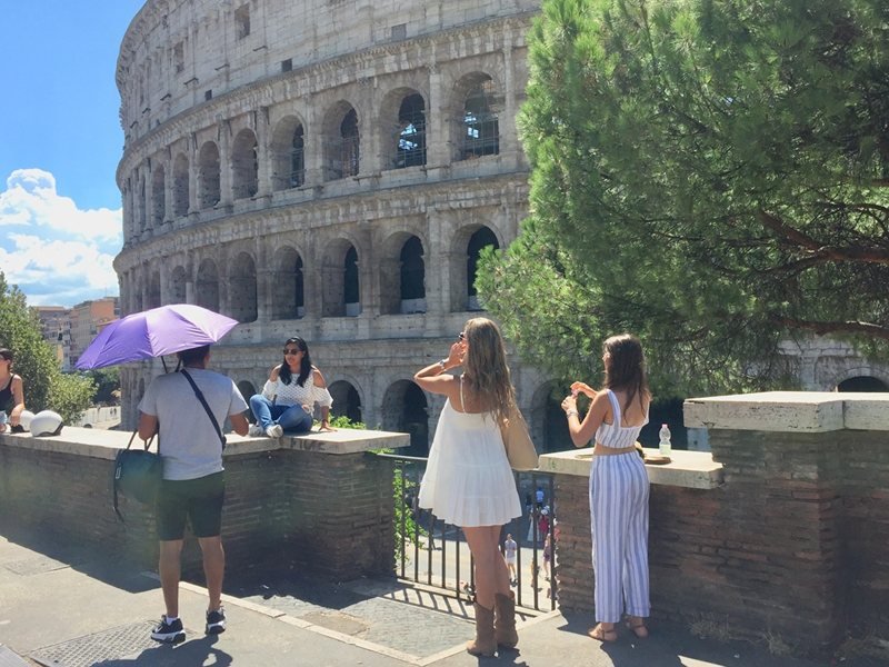 Roma'nın Serin Sığınakları: Ücretsiz Sinema