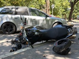Rusçuk'ta Motosikletli Tek Teker Üzerinde Giderken Arabaya Çarptı: İçinde Anne ve 1 Yaşında Bebek Vardı
