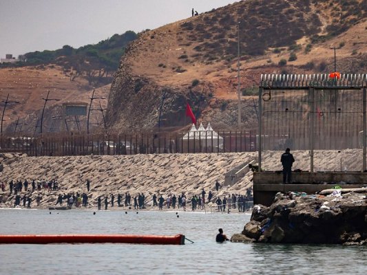 İspanya, Ceuta ile Fas arasındaki deniz sınırına bariyer kurmaya başladı