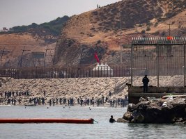İspanya, Ceuta ile Fas arasındaki deniz sınırına bariyer kurmaya başladı