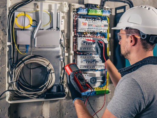 Yapay Zeka Merkezi İnşaatı için Elektrikçiler ve Su Boru Ustaları Aranıyor