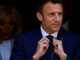 Macron'un Tatil Fotoğrafı Eleştiri Oklarını Üzerine Çekti: Fransa Yanarken O Jet Skiye Bindi