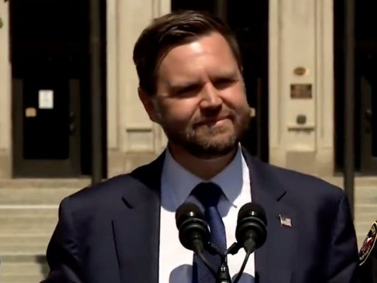 ABD Başkan Yardımcısı JD Vance, Ukrayna'dan Rus Petrol Tankerlerine Yönelik Saldırıları Durdurmasını İstedi