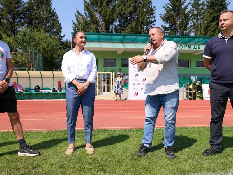 İvet Goranova, 200 Çocuğa Ödül Verdi