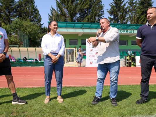 İvet Goranova, 200 Çocuğa Ödül Verdi
