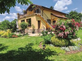Mirasçısının elinde yeniden hayat bulan eski villa, renkli bahçesiyle sıcaklardan kaçış noktası oluyor