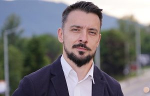 Muhafazakar Analist Şkvarek'ten Liberallerin 'Tarikat' Yapılanmasına Sert Eleştiri: "Kendi İnsanlarını Yakarlar"