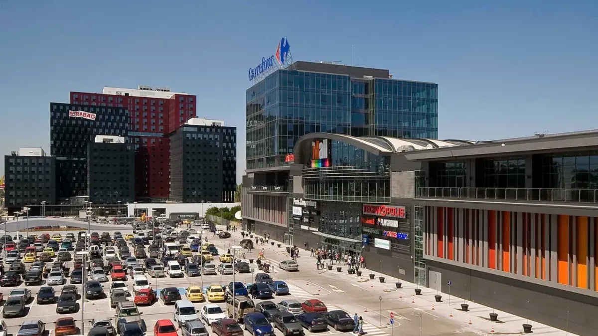 Sofya'da Büyük Alışveriş Merkezinde Acil Tahliye: Yüzlerce Kişi Dışarı Çıkarıldı