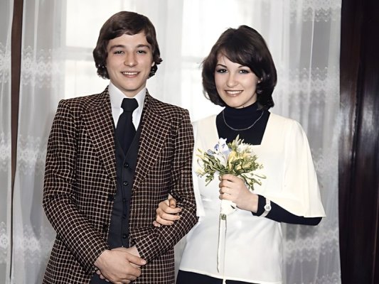 50 Yıl Önce Düğün Günü Çekilen Ünlü Bulgar Pop Şarkıcısı Kim?
