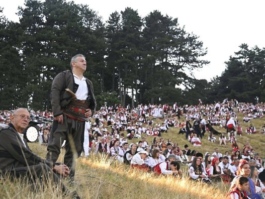 Bulgaristan'da Binlerce Kişi Folklor Giyim Festivaline Katıldı