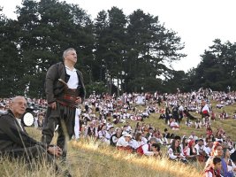 Bulgaristan'da Binlerce Kişi Folklor Giyim Festivaline Katıldı