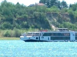 Tuna'da rekor düşük su seviyesi kruvaziyer gemisini karaya oturttu