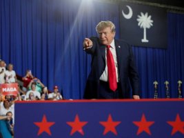 Trump, konuşmasını bölen protestocuya takıldı: "Annen sana kızacak, o bize oy veriyor"