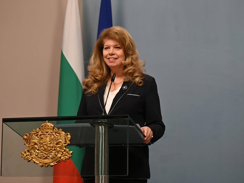 Yotova, Stefan Tsanev'in 90. Yaş Gününü Kutladı: "Sözleri Bizi Zamanın Anlamını Aramaya Çağırıyor"