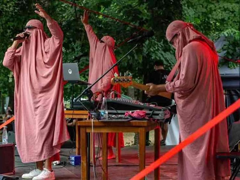 Bansko Caz Festivali'nde pembe burkayla sahneye çıkan İsrailli gruba Başmüftülükten sert tepki