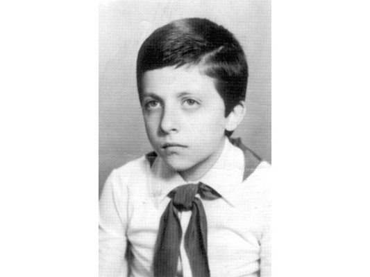 Fotozahadka: Kim Bu Çocuk, Monospektaklın Kralı Olmuş?