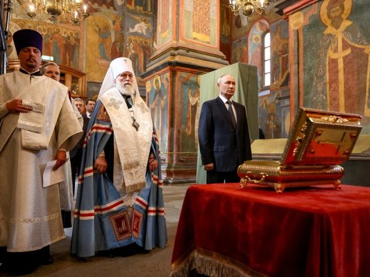 Putin, Kızıl Meydan'da Rus Orta Çağ Prensi'nin Mezarı Önünde Dua Etti