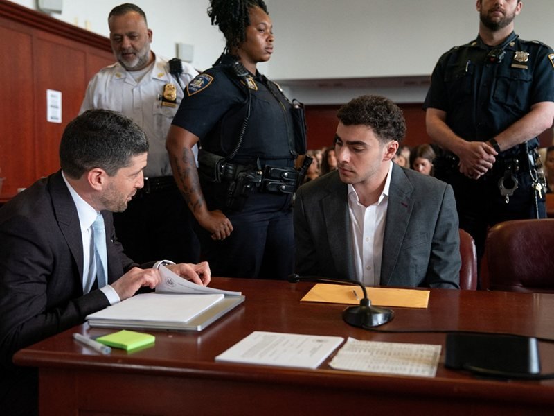 Amerikalı Luigi Manjone, Bir Sağlık Sigortası Şirketinin CEO'sunu Vurduğunu İtiraf Etti