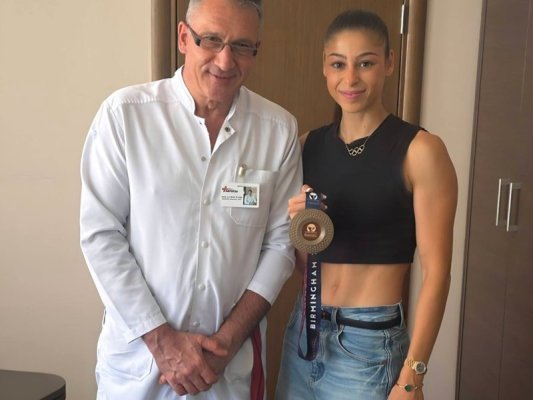 Aleksandra Naçeva, Ameliyatını Yapan Doktora Bronz Madalyasını Götürdü
