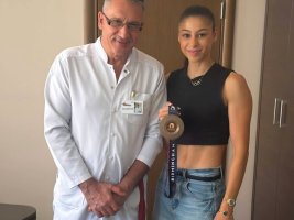 Aleksandra Naçeva, Ameliyatını Yapan Doktora Bronz Madalyasını Götürdü