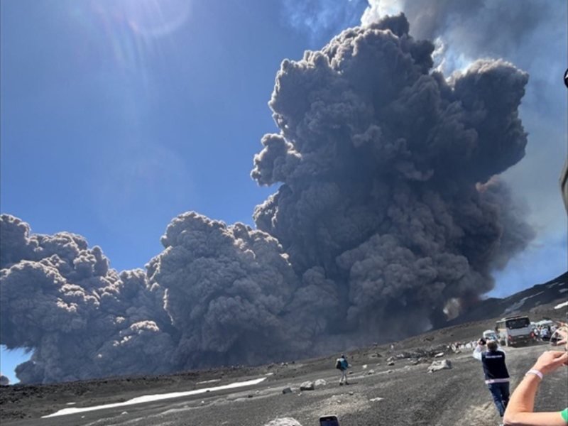 Etna Yanardağı Yine Katanya Havaalanında Uçuşları Aksattı
